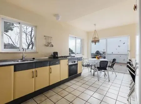 Villa -villa Sleeps 9 With Pool , Seaview, Wifi, Streamingservices
