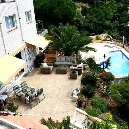 Villa -villa Sleeps 9 With Pool , Seaview, Wifi, Streamingservices *